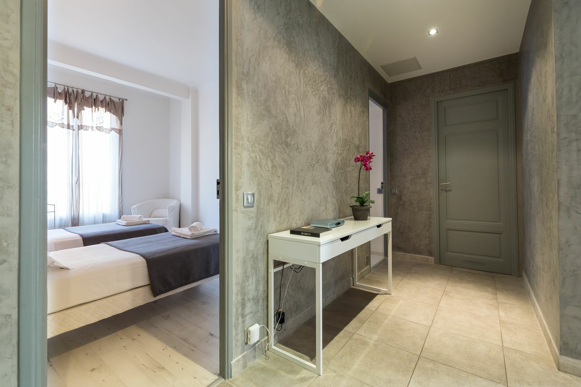 Centrally Located Modern 2 Bed Apartment In Cannes With Aircon And High Ceilings And Modern Design 696 Exteriér fotografie